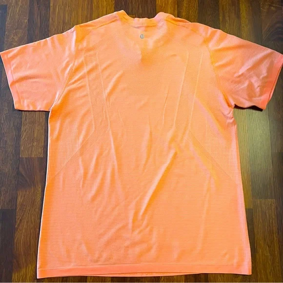 Like new XL metal vent tech Lululemon short sleeve tee. - Picture 2 of 2